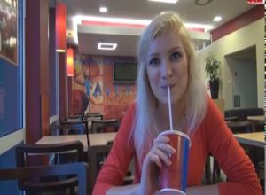 Анальный секс с блондинкой в туалете бара